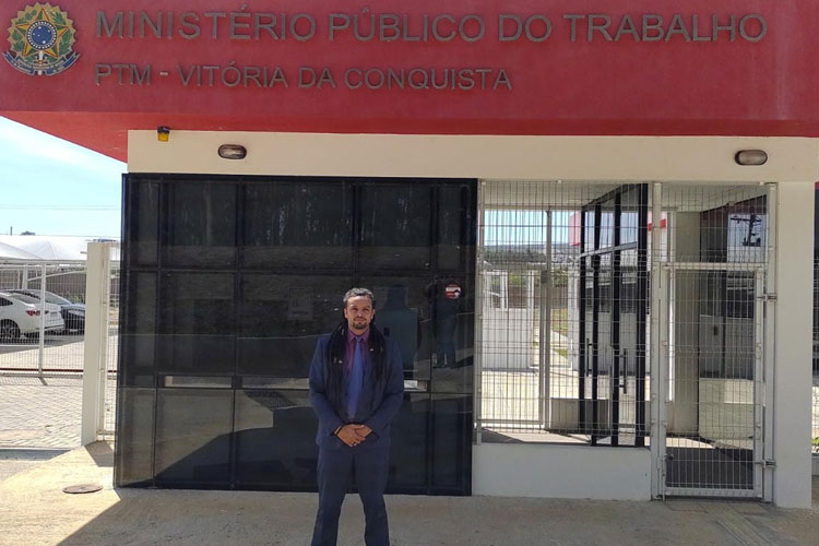 Vereador denuncia prefeitura de Vitória da Conquista por ameaça de cortes salariais a professores