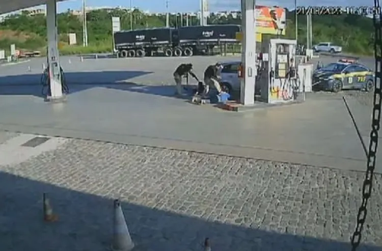Motorista fugindo de blitz invade posto de gasolina em Santo Antônio de Jesus