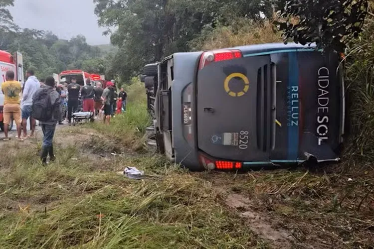 Duas mulheres morrem após ônibus tombar na BA-120 em Ibirataia