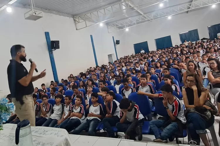 Brumado: Delegado percorre escolas com palestra sobre bullying virtual e cybercrimes