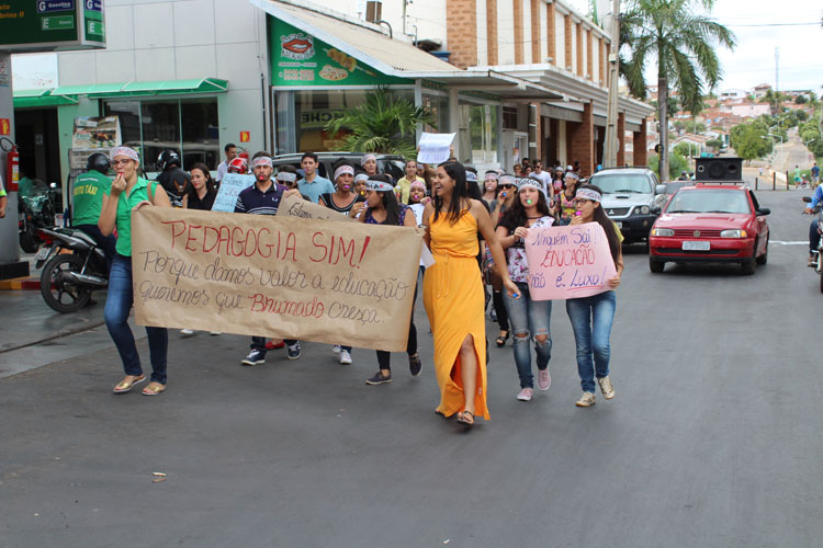 Brumado: Alunos de pedagogia protestam pela permanência do curso no Campus XX da Uneb