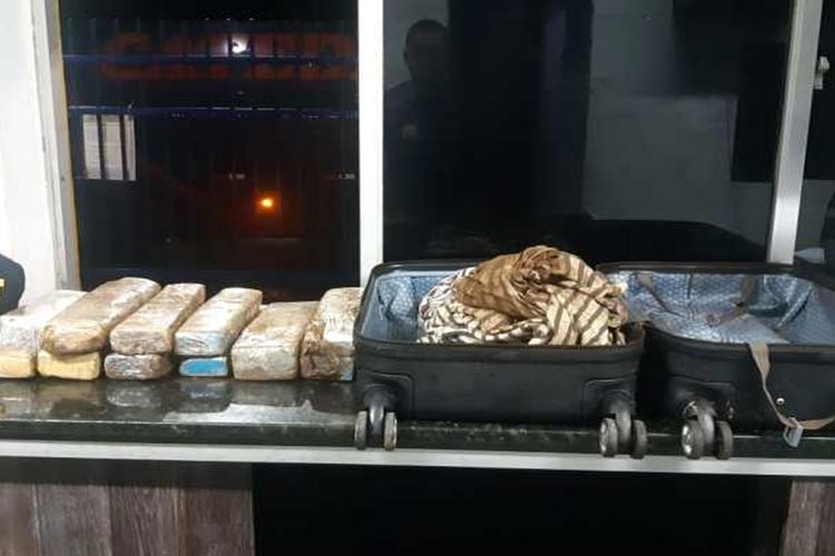 Barreiras: Jovem é presa após ser flagrada com cerca de 15 kg de maconha em ônibus na BR-242