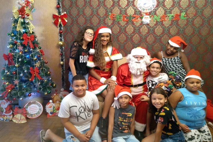 Brumado: Comunidade participa do Natal Solidário da CDL e crianças se divertem com a casa do Papai Noel