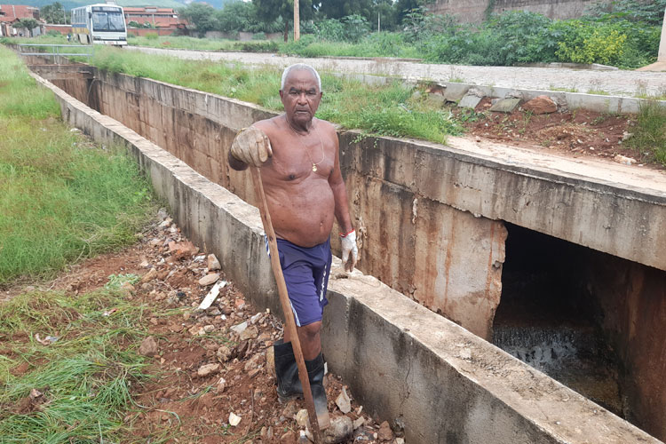 Brumado: Na ausência da prefeitura, morador usa recursos próprios para limpar canal pluvial