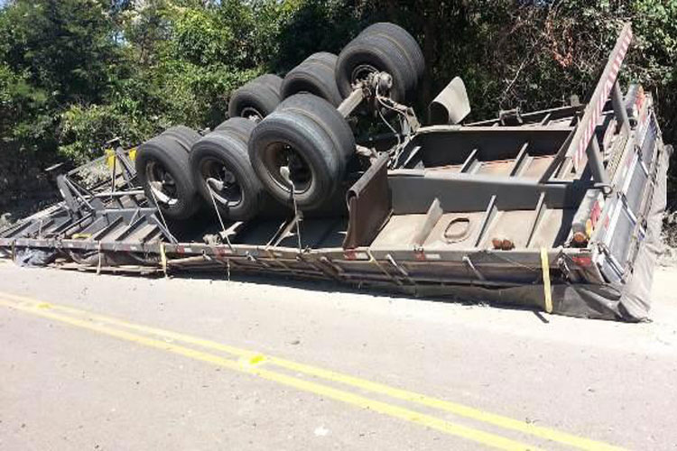 Motorista brumadense diz que tombar carreta foi melhor do que invadir a cidade de Caetité desgovernado