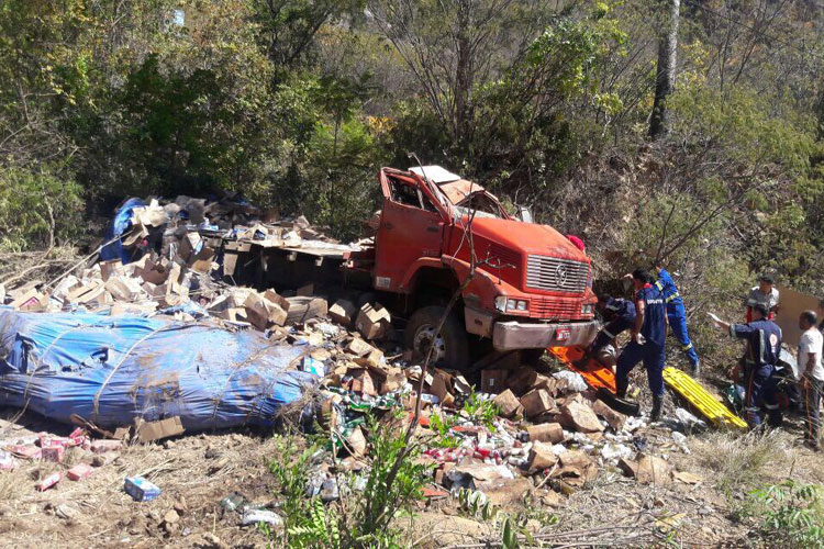 Caminhão carregado com produtos de limpeza tomba na Serra das Almas em Rio de Contas