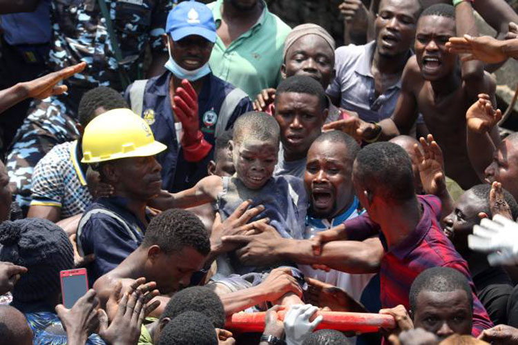 Mais de 100 crianças ficam soterradas após desabamento na Nigéria