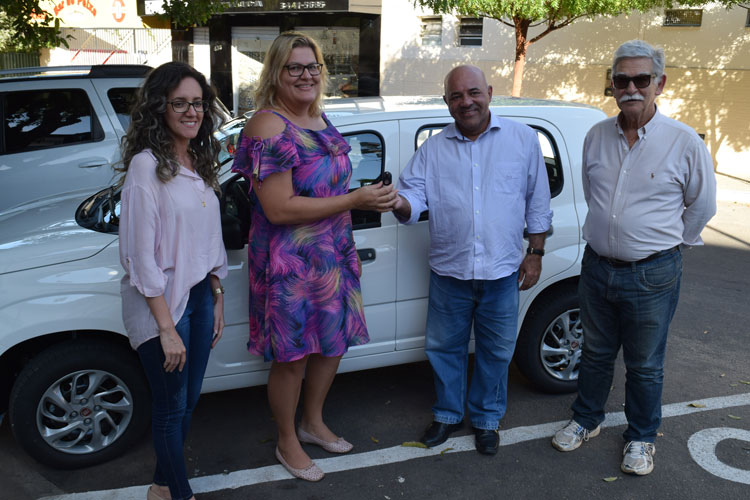 Buscando prestígio com o prefeito, deputado Erivelton Santana entrega veículos em Brumado