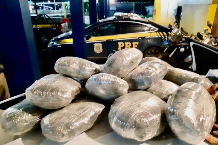 BR-324: Casal é preso após ser flagrado com quase 20 kg de maconha em carro clonado em Simões Filho