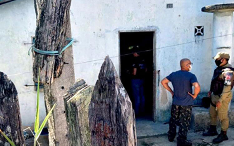 Idosa é encontrada morta em casa com marcas de golpe de faca e estrangulamento no sul da Bahia