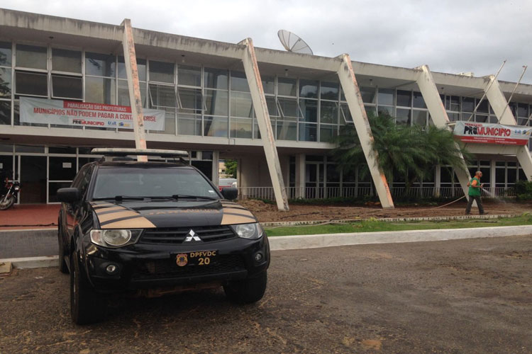 Polícia Federal faz operação contra desvio de recursos da educação em Jequié