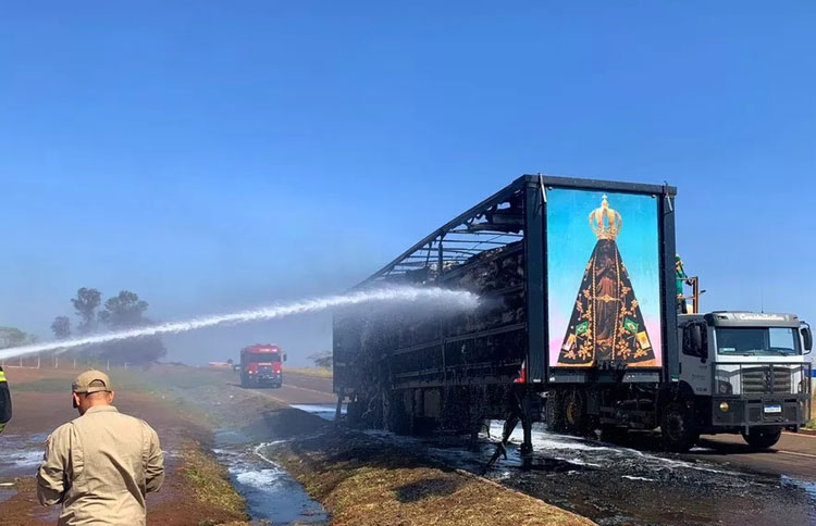 Painel de Nossa Senhora Aparecida fica intacto após fogo destruir carreta de algodão