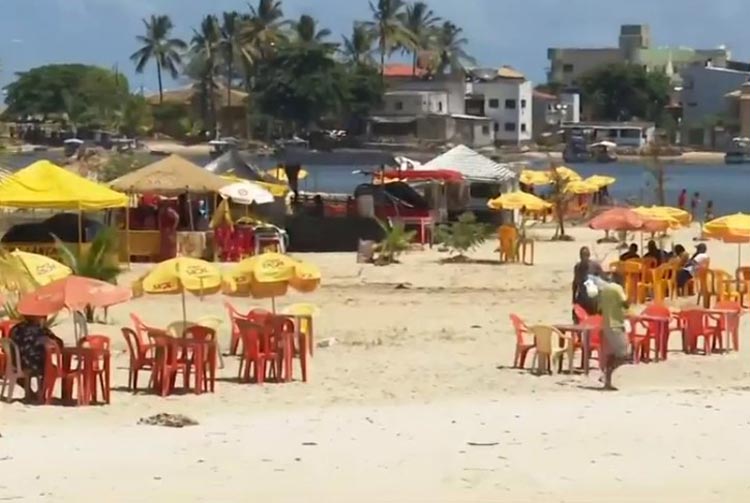 Para conter aglomerações, ambulantes são notificados para retirarem barracas de praia em Ilhéus