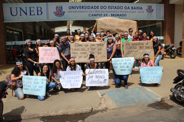 Brumado: Alunos de pedagogia protestam pela permanência do curso no Campus XX da Uneb