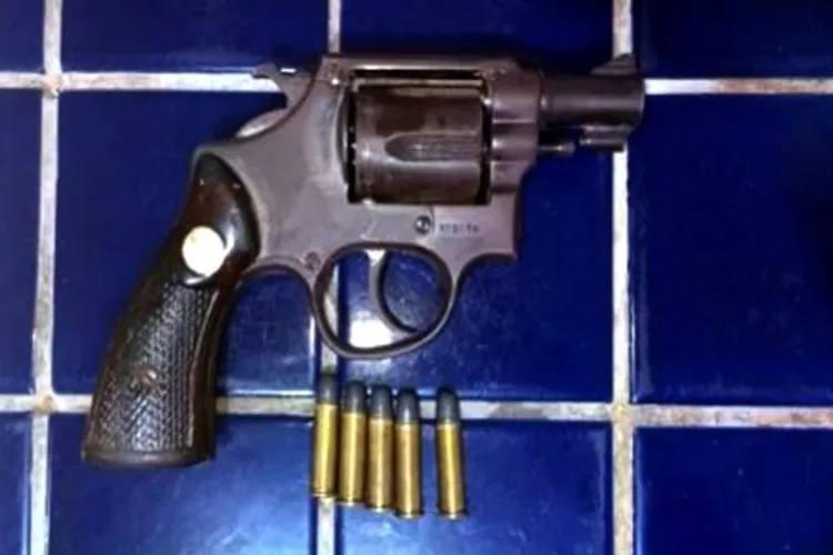 Dois jovens de 25 anos são detidos com arma de fogo em Brumado