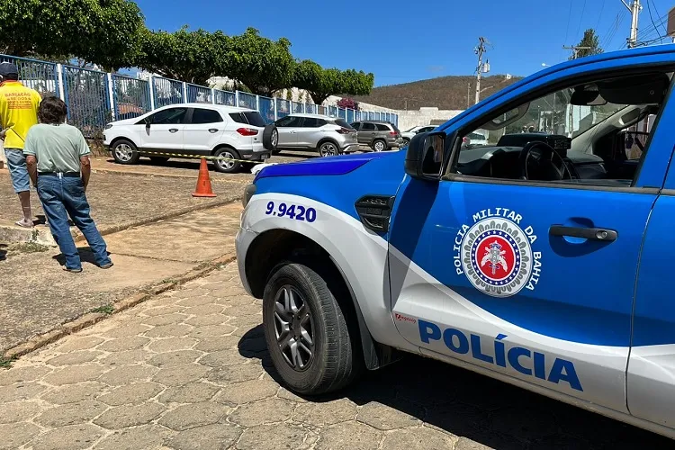 Homem morto em frente ao Fórum de Caetité estava acompanhado do filho, diz PM