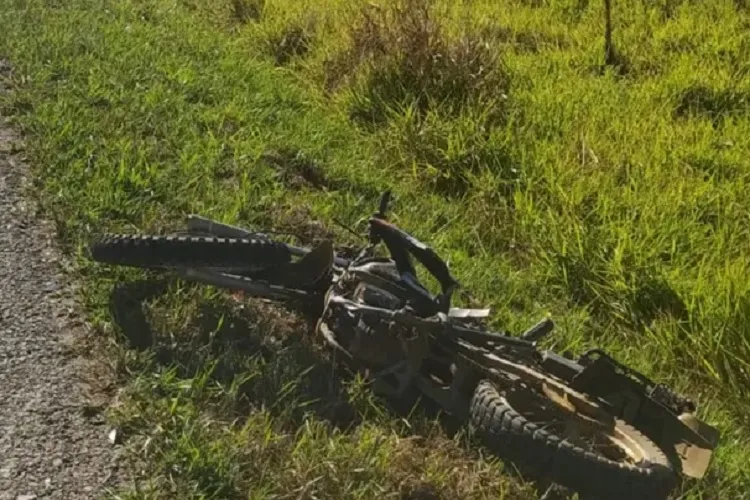 Acidente entre carro e moto deixa um morto e um ferido em Vitória da Conquista