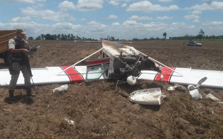 Avião fica destruído após fazer pouso forçado em Belmonte