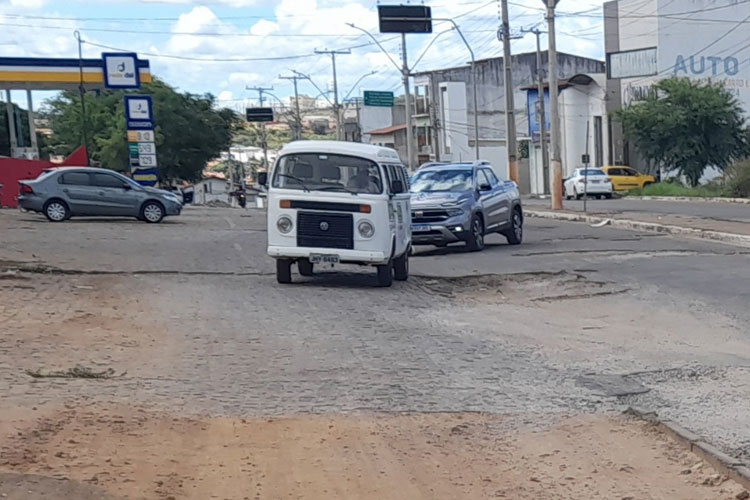 Motoristas invadem calçadas para desviar dos buracos na entrada da cidade de Brumado