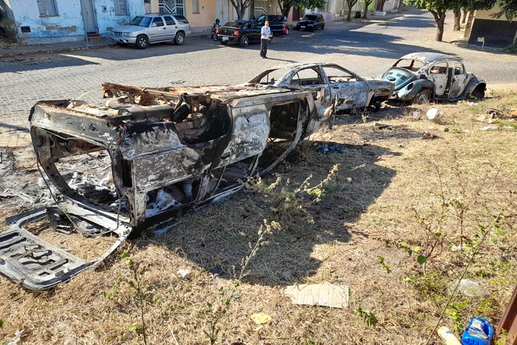 Brumado: Três veículos são incendiados na Rua Virgílio Ataíde