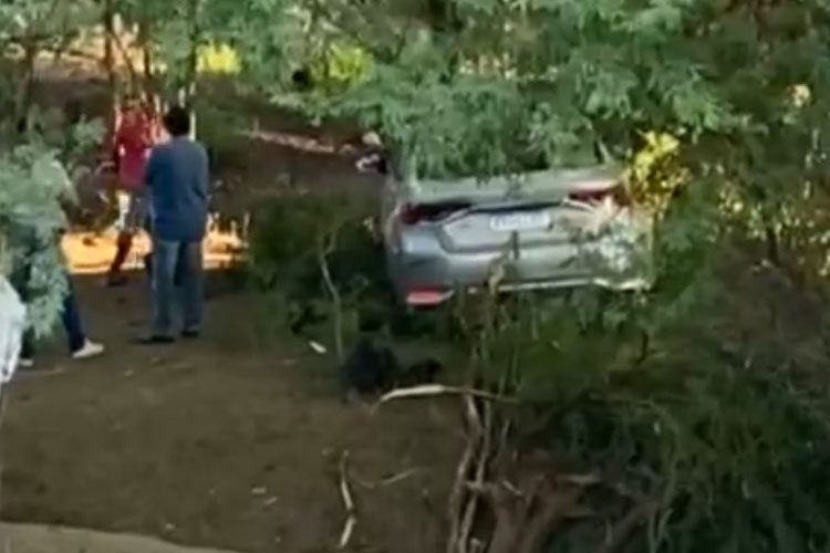 Idoso de 80 anos perde controle do veículo e cai na margem do Rio do Antônio em Brumado