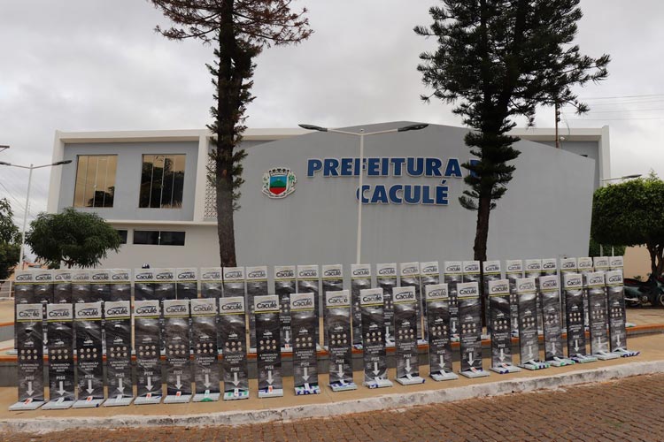 Prefeitura de Caculé instala totens com álcool 70% em todos os órgãos do município