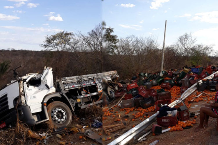 Caetité: Caminhão carregado com frutas tomba na BR-030