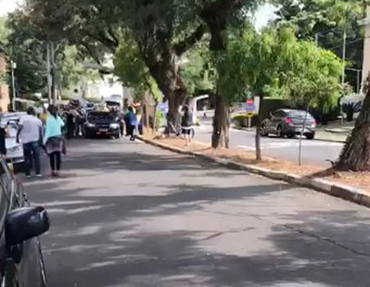 Carro de Lula é cercado por manifestantes ao chegar para almoço em Campinas