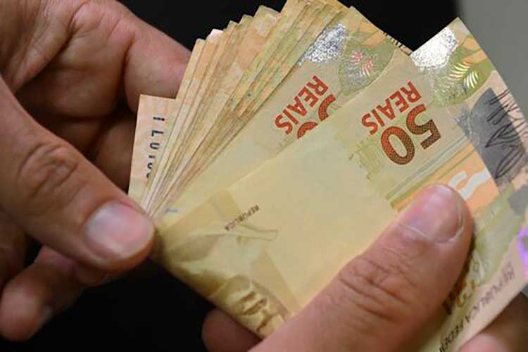 Salário mínimo pode ser reajustado para R$ 1.320 somente em maio