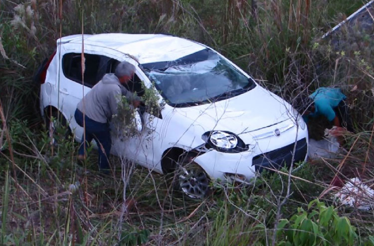 Homem fica em estado grave após bater e atingir abelhas