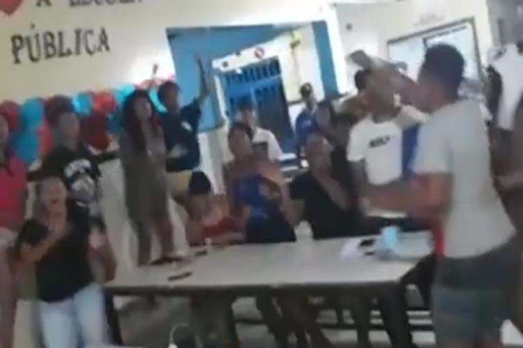 Jequié: Alunos ocupam escola em protesto contra fechamento da unidade de ensino