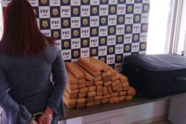 Jequié: Jovem é presa ao transportar 35 kg de maconha em ônibus