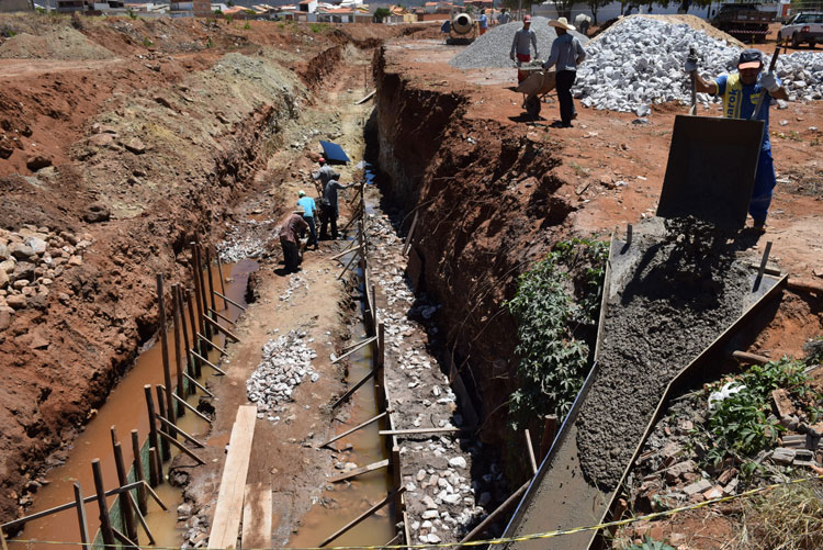 Brumado: Prefeitura muda curso de riacho e justifica reorganização urbana
