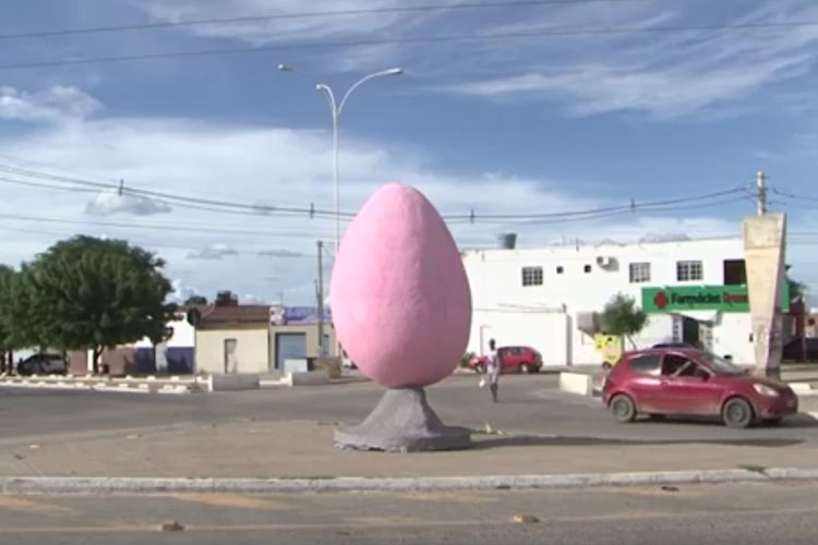 Cidade de Juazeiro manda artista plástico retirar obras das ruas