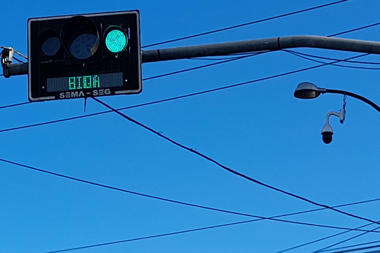 Brumado: Semáforos recebem câmeras para conter irregularidades de trânsito