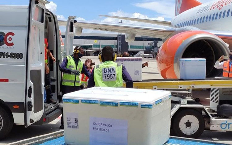 Covid-19: Avião com quase 130 mil doses da vacina de Oxford chega à Bahia