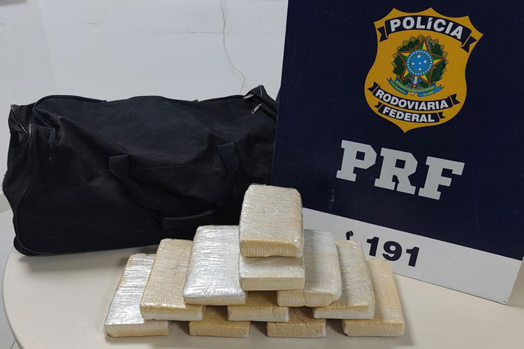 Conquista: PRF apreende pasta base de cocaína escondida dentro de bagagem de passageira na BR-116