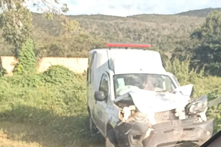 Acidente com ambulância da prefeitura de Caetité é registrado na BR-030