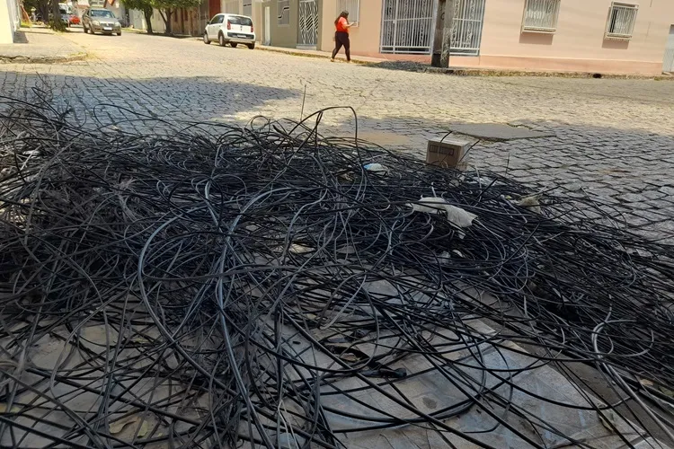 Operadoras de internet abandonam fios em vias públicas de Brumado