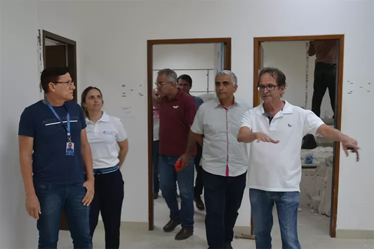 Secretário de saúde faz visita ao prédio onde irá funcionar o Hospital Municipal de Guanambi