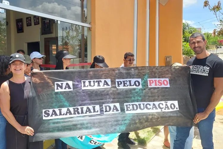 Maetinga: Sem reajuste salarial, professores decidem suspender greve e retornar às aulas