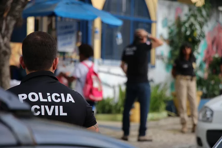 Santana: Polícia Civil prende homem que escondeu faca e machadinha em escola