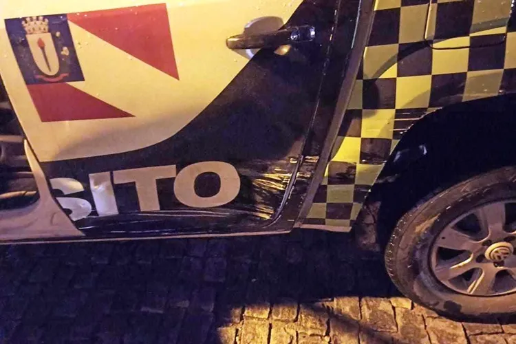Guanambi: Motorista não obedece a sinal de trânsito e colide em viatura da SMTran