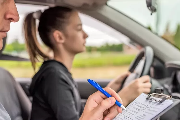 Projeto na Câmara quer reduzir idade para tirar CNH