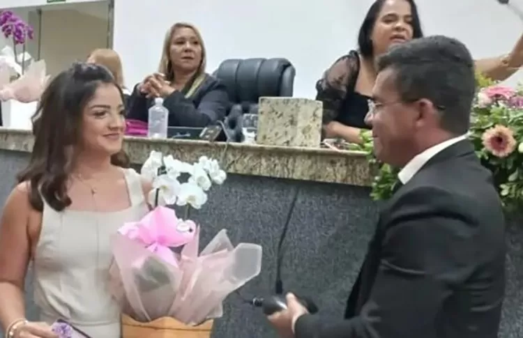 Vereador faz pedido de casamento durante sessão na Câmara de Feira de Santana