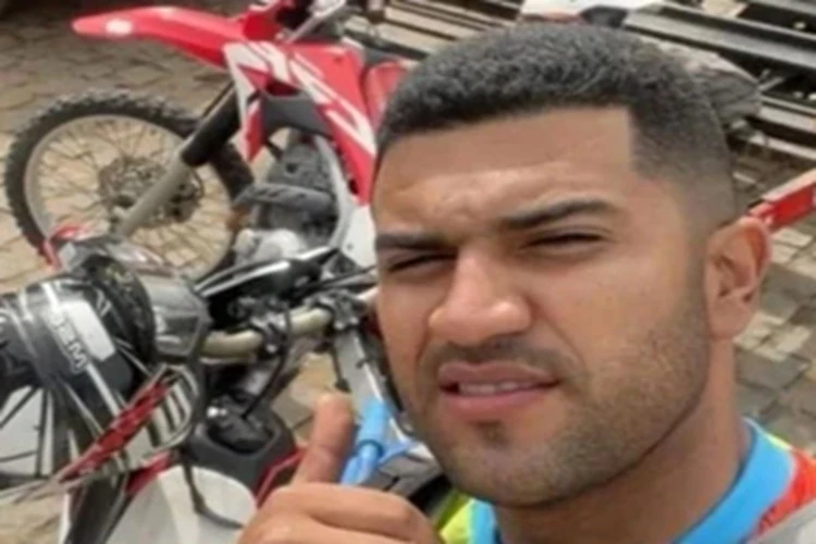 Jovem morre após perder controle de moto e bater em árvore durante trilha em Maracás