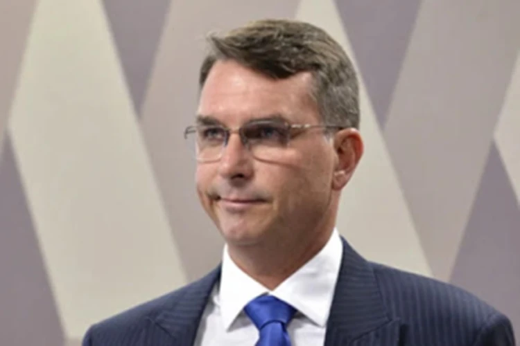 Flávio Bolsonaro sobre pré-candidatura: 'Ninguém perde a eleição para o Lula'