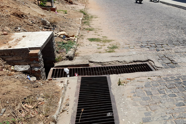 Brumado: Grade de boca de lobo mal instalada gera transtornos na Rua Ruy Barbosa