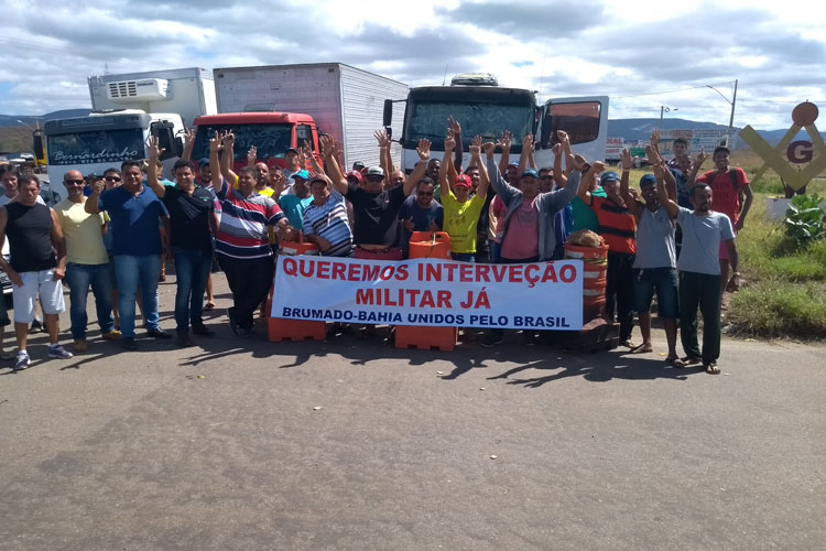 Em Brumado, caminhoneiros mantêm paralisação e pedem fim do Governo Temer com intervenção militar