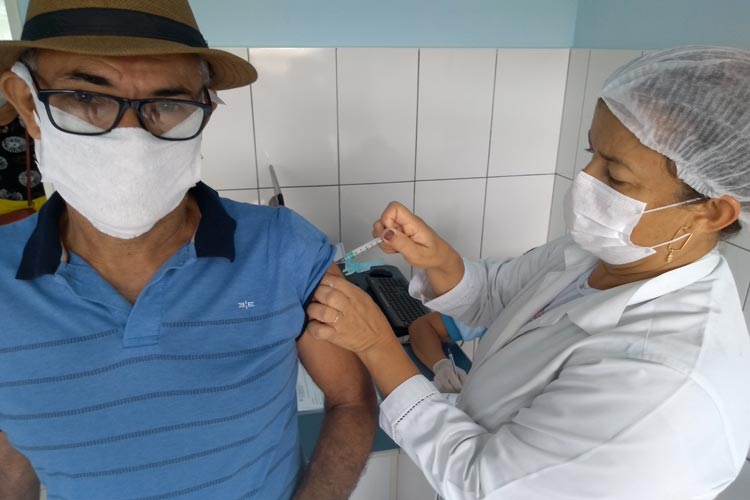 Brumado: De máscaras, idosos comparecem às unidades básicas para vacinação contra a gripe